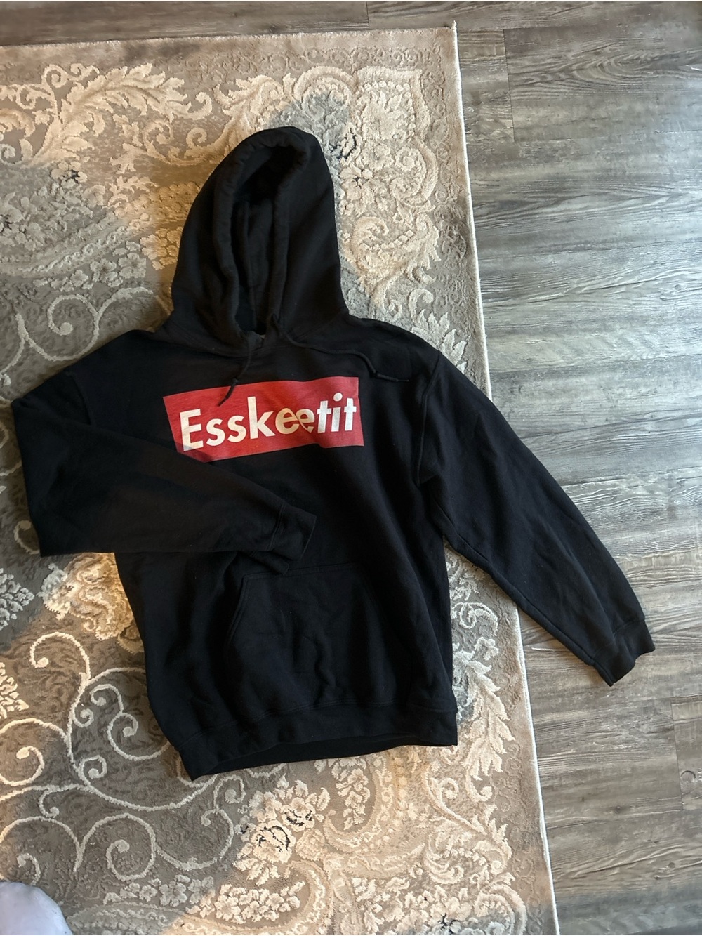 Gildan Black Hoodie with Red 'Esskeetit' Chest Graphic
